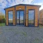 Įrengtas vasarnamis – 28 m2 sodo namelis